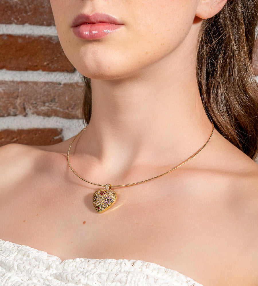 Heartbeat Glow – Choker dorata con cuore pavé colorato